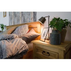 drewniane łóżko woskowane do sypialni