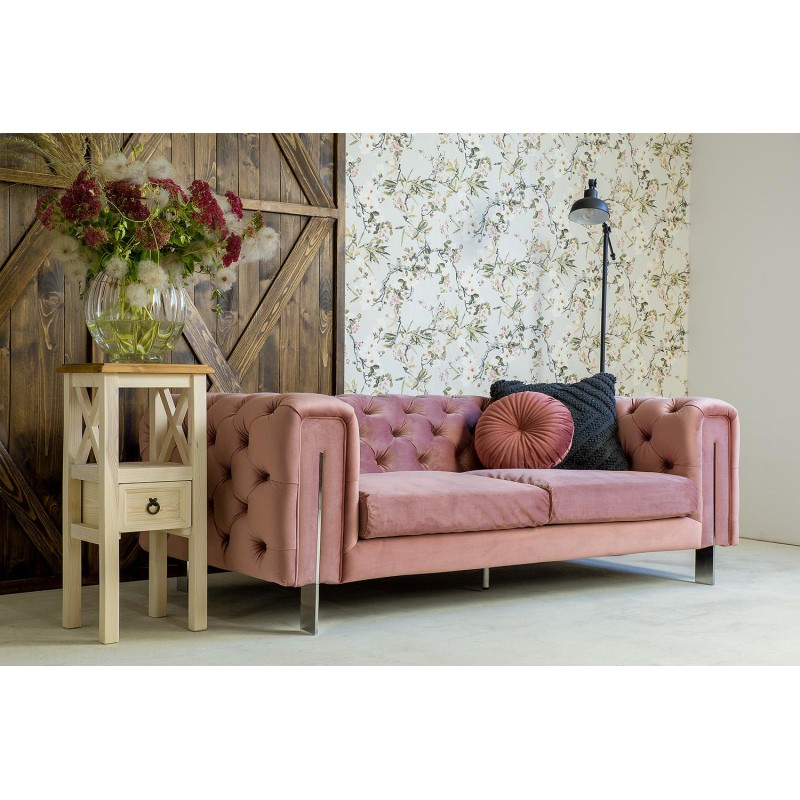różowa tapicerowna sofa z metalowymi nogami