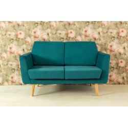 wygodna duża turkusowa sofa na drewnianych nogach