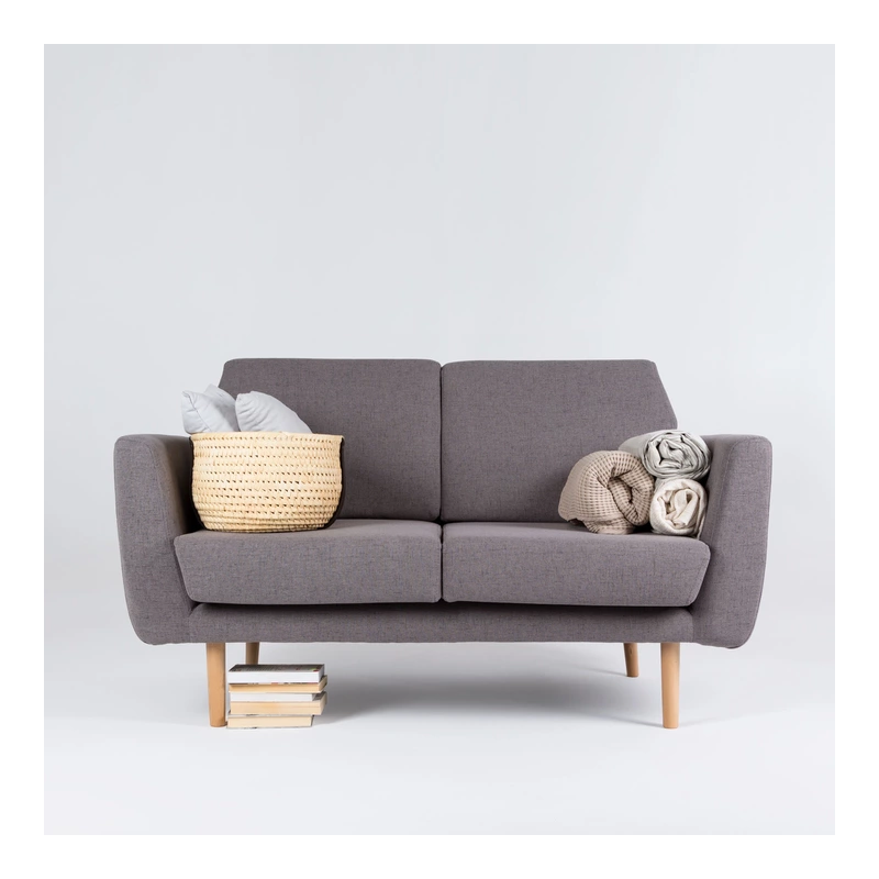 ciemnoszara sofa do salonu z drewnianymi nóżkami