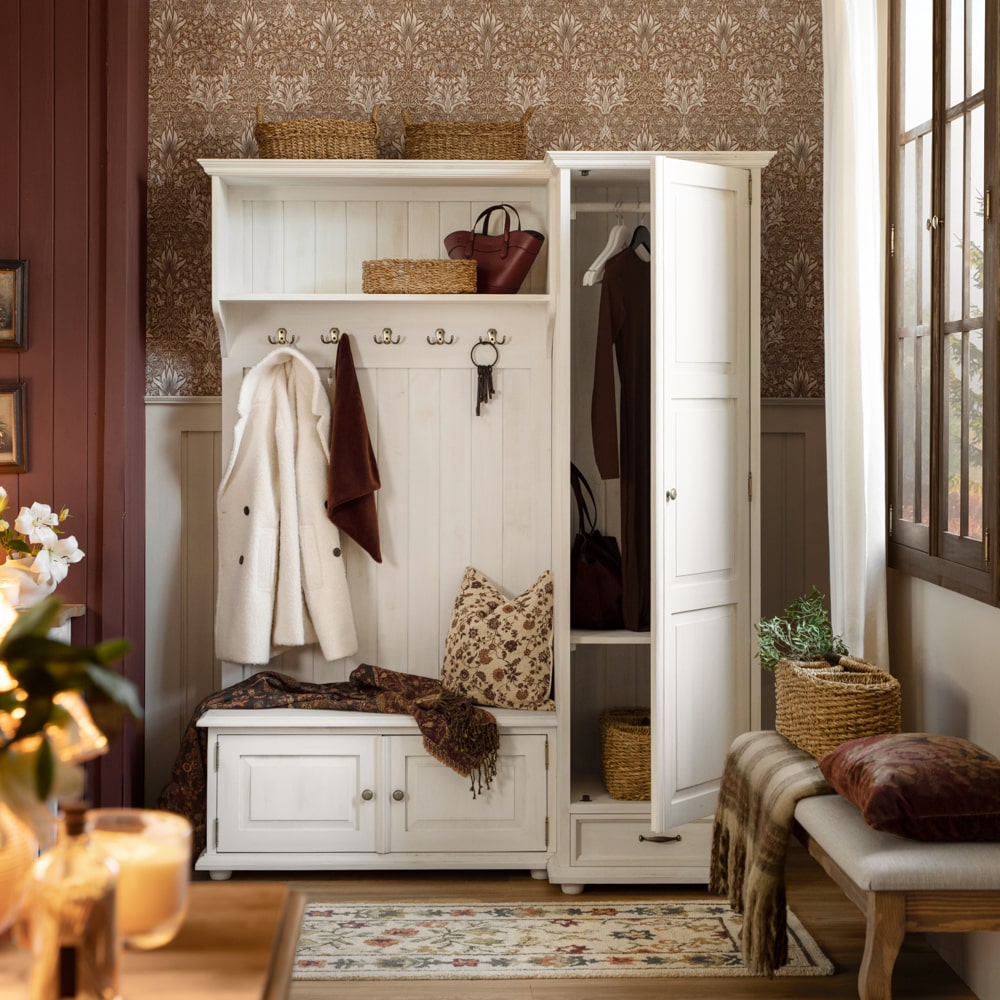 Korytarz z drewnianą garderobą i szafką na buty w stylu cottage