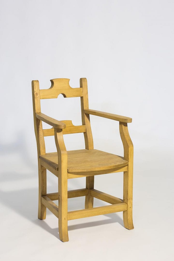 sosnowy drewniany fotel