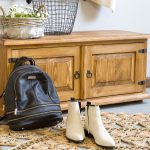 drewniana szafka na buty w stylu rustykalnym