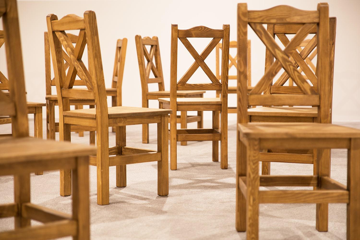 drewniane krzesla do rtestauracji