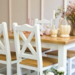 drewniany stół z krzesłami do kuchni