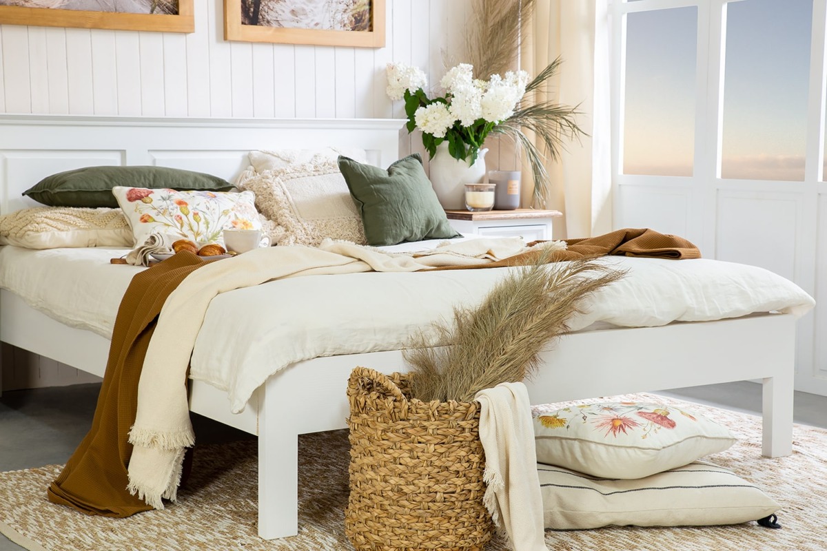 białe łóżko drewniane do sypialni retro