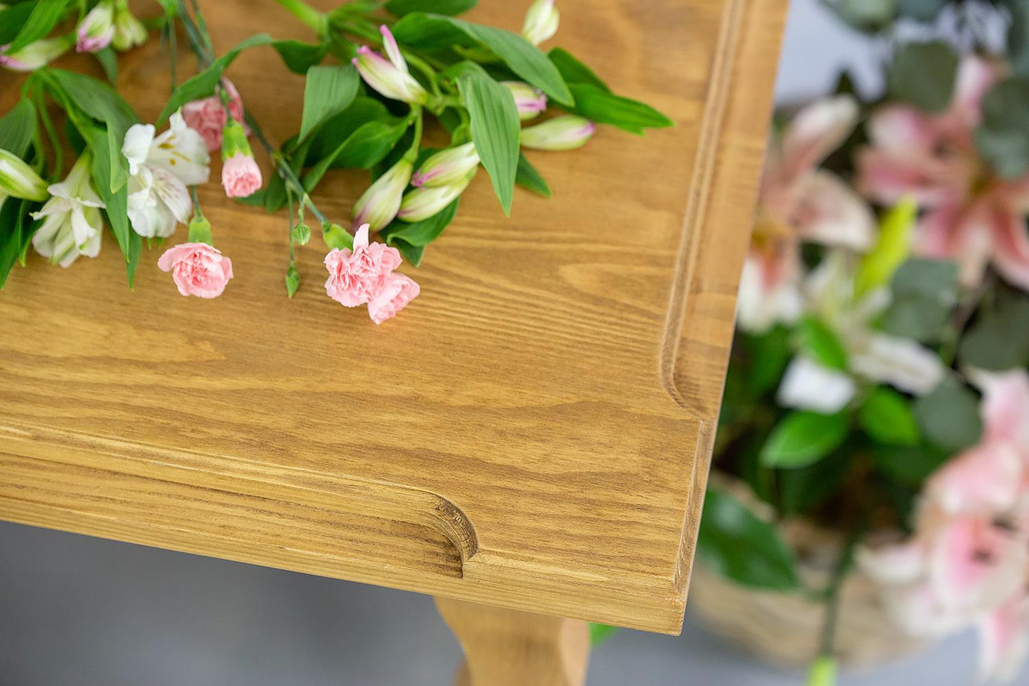 drewniany stol woskowany do jadalni