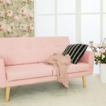 różowa sofa do salonu z drewnianymi nóżkami z drewna litego