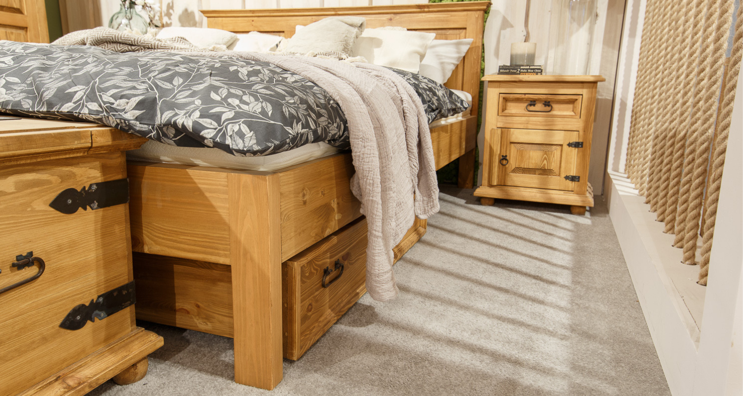 wygodne drewniane łóżko z pojemnikiem