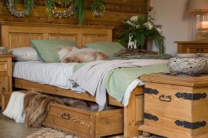 podwójne łóżko drewniane