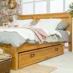 łóżka drewniane do sypialni