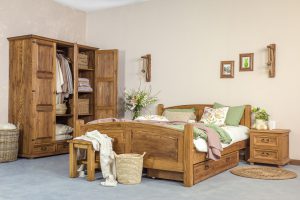 drewniane łóżko woskowane