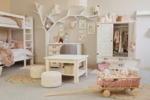 drewniane woskowane meble do pokoju dziecka
